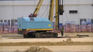 Забивка сваи копровой установкой. Свайные работы.