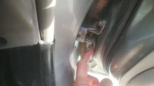 Просела водительская дверь .