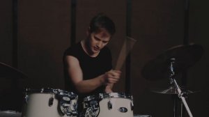 По голове себе постучи