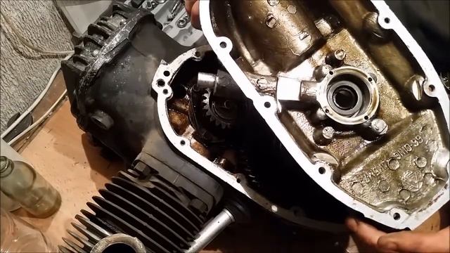 Мотоцикл Урал #68. Снимаем масляный фильтр, зажигание Совек и сапун. смотреть онлайн