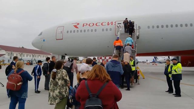 Boeing 777. Вид слева. Летное поле Южно-Сахалинск, Путешествия смотреть онлайн