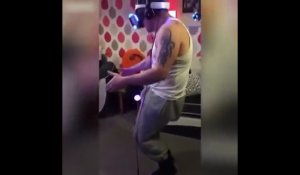  Жена застукала мужа за порноигрой в очках виртуальной реальности
