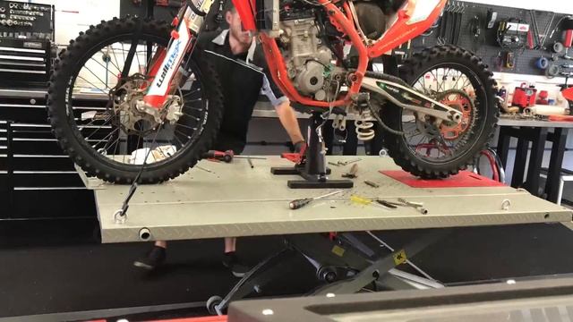 FVMotorcycles - KTM 250SX-F engine removal смотреть онлайн