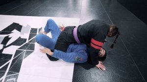 Выход от удержания в маунте через креветку