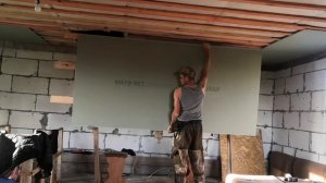 Как одному закрепить гипсокартон к потолку!