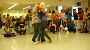 Стройная девушка танцует бачату