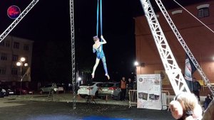 Северное сияние. Выступление воздушных гимнастов.