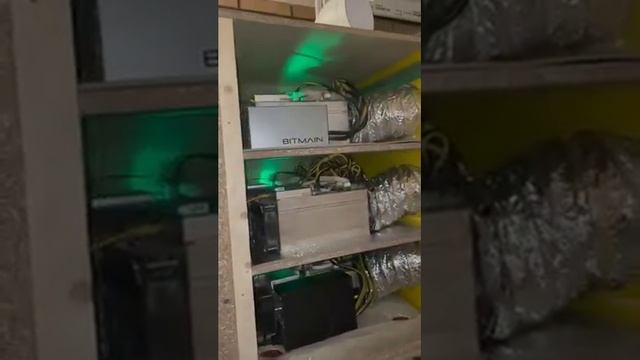 Видео с замерами и демонстрацией работы 9 аппаратов в боксе на 12 асик майнеров в квартире.