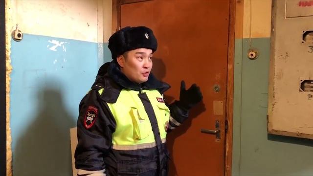В Якутии полицейские первыми прибыли на пожар и эвакуировали жильцов из горящего дома