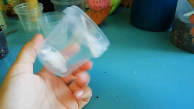 Как сделать аккуратные дырочки в пластиковых горшочках