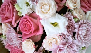 Розы, хризантемы и орхидея. Весенний букет цветов в шляпной коробке от цветочного магазина Букетыроз