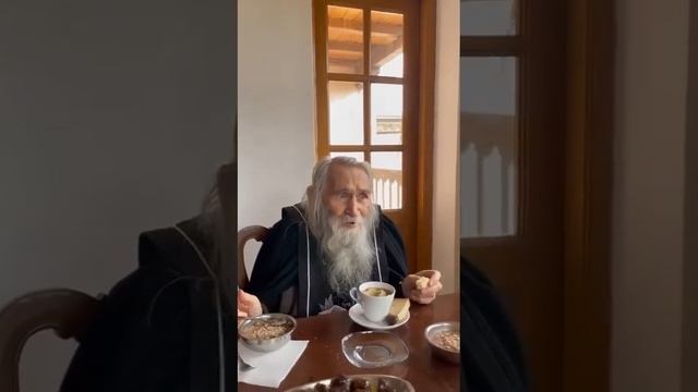 СТАРЕЦ ИЛИЙ НА АФОНЕ! ГОВОРИТ МОЛИТЕСЬ ЗА РОССИЮ . смотреть онлайн