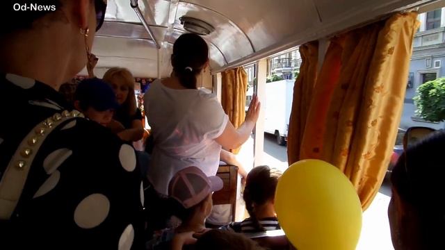 Одесситы бесплатно катались на "Трамвае счастья" смотреть онлайн