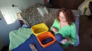 Пряжу в мотках мою перед вязанием.