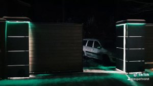 Откатные ворота с подсветкой на столбах.