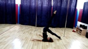 Видео-урок: кувырок с выбросом ноги (pole-dance - партер, стрип-пластика); Марина Эргле