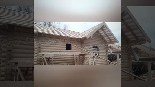 Одноэтажная баня из оцилиндрованного бревна с большой террасой-барбекю смотреть онлайн