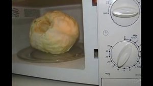 Как быстро приготовить листья для голубцов в микроволновке.