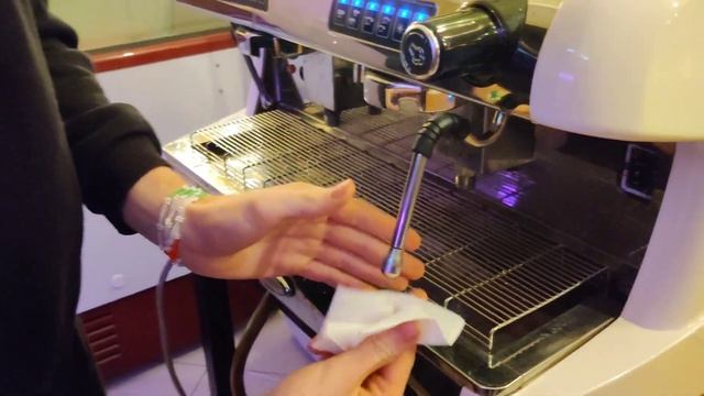 Чистка и уход за рожковой кофемашиной / Как помыть кофемашину? смотреть онлайн