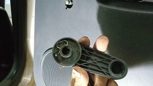 как снять ручку стекла подъемника задней двери МИТСУБИСИ КОЛЬТ ?