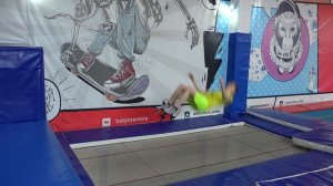 Как сделать сальто вперёд со спины на батуте\ Обучалка на Болаут