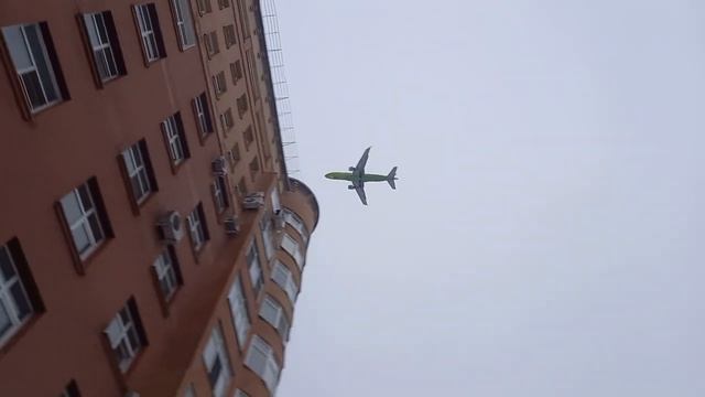 Embraer E-170 S7 airlines Иркутск-Омск садится утром над центром города Омска. смотреть онлайн