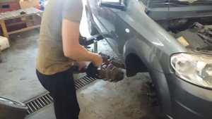 Chevrolet Aveo замена пружины передней стойки