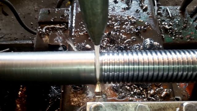 нарезание трапецеидальной резьбы Tr60x8  L480  HB260  резец ВК8