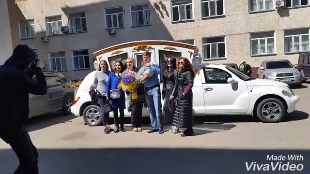 Выписка из роддома на карете. Сюрприз от друзей смотреть онлайн