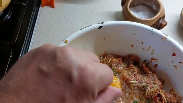 ГОТОВИМ В ДУХОВКЕ ВКУСНЕЙШИЕ ДОМАШНИЕ КОТЛЕТЫ ИЗ МЯСА, КАБАЧКА И ПЕРЦА! смотреть онлайн