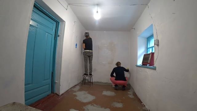 Красим кривые стены водоэмульсионкой, Ремонт старого дома своими руками смотреть онлайн