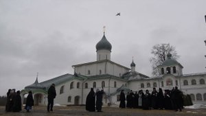В Крыпецком монастыре выпустили белых голубей на праздник Благовещения Пресвятой Богородицы.