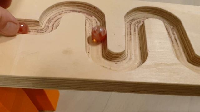 Шарики марблс катятся вниз по склону и падают в грузовики и в поп ит смотреть онлайн