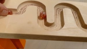 Шарики марблс катятся вниз по склону и падают в грузовики и в поп ит