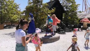 весёлый танец сказочных персонажей