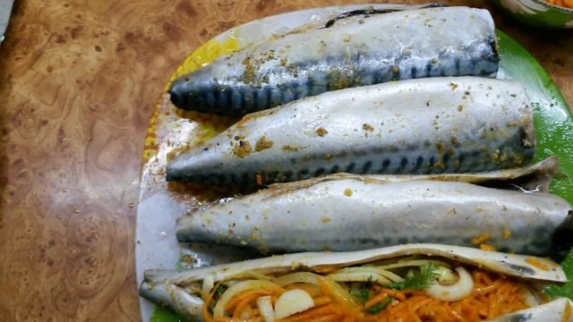 Скумбрия, запечённая с морковью по-корейски