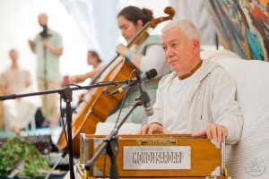 11.01.2024 Киртан и ответы на вопросы. Е.М. Чайтанья Чандра Чаран прабху.  Вриндаван Парк