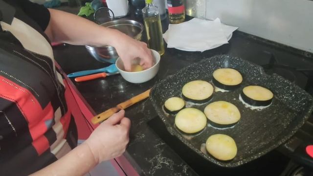 Баклажаны жареные с чесноком и сыром.#рецепт #салат #закускаизбаклажанов