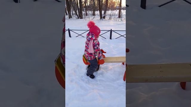 как качаться на качелях