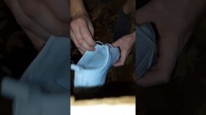 Западает язычок на кедах. Шнуровка слишком длинных шнурков