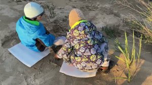 Одни купаются, другие с горки катаются. Май в Анапе на море