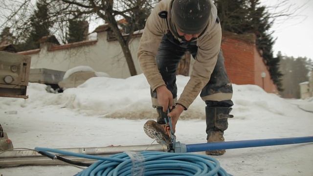 ОБУСТРОЙСТВО СКВАЖИНЫ С АДАПТЕРОМ и насосом Grundfos SQE 5-70. Обустройство скважины БЕЗ КЕССОНА. смотреть онлайн