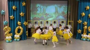 Детский танец с зеркалами на выпускной