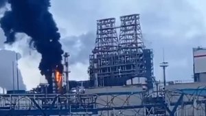 В России вспыхнул нефтеперерабатывающий завод