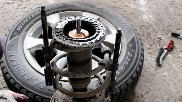 Toyota RAV4 Тойота РАВ4 2011 года Замена подшипника опоры передней стойки смотреть онлайн