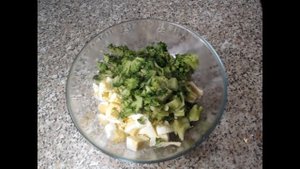 Салат с брокколи и яйцом