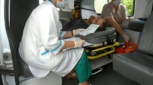 Скорая помощь забирает нашего подопечного в больницу https://daridobro.su