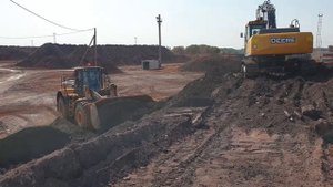Работа на конусе в паре гусеничный экскаватор John deere E260LC  и погрузчиком  John deer 744k