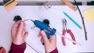 Поделки из сосновых шишек. Шишка на палочке.