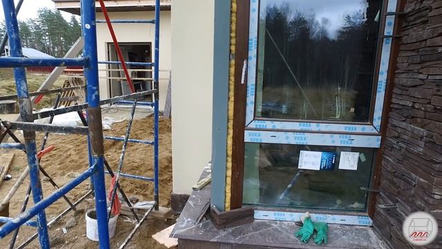Навороченный фасад дома 16*17 из газобетона в Керро | Штукатурка + камень + планкен | VLOG #83 смотреть онлайн